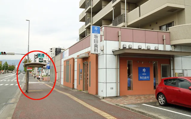 目の前にバス停(城南体育館入口)があります。